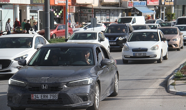 Yeni Konya-Antalya karayolunda bayram dönüşü trafiği yoğunluğu