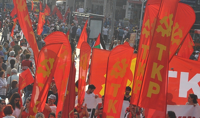 1 Mayıs meydanında dikkat çeken bayrak