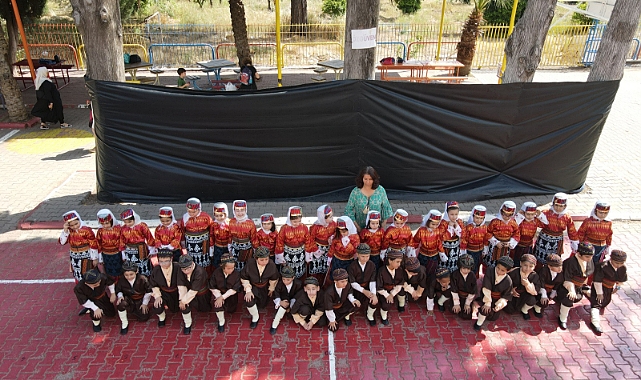 1E Sınıfı Folklor Gösterisi İle Aileleri Mest Etti