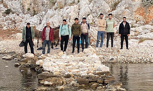 27 kaçak göçmen kurtarıldı, 8 kaçak göçmen yakalandı