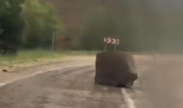 4 öğretmenin vefat ettiği yola yine kaya düştü