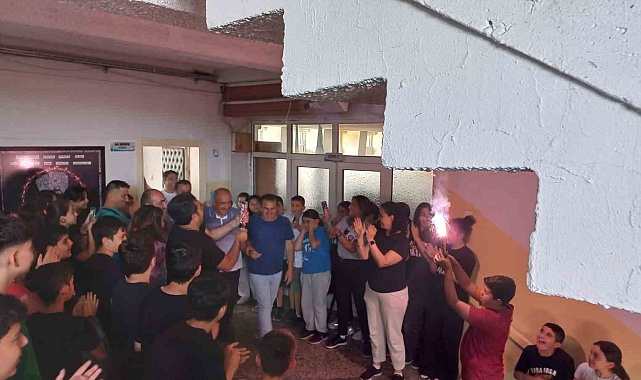 40 yıldır aynı okulda görev yapan "Kurtul Amca"ya yürek ısıtan emeklilik uğurlaması