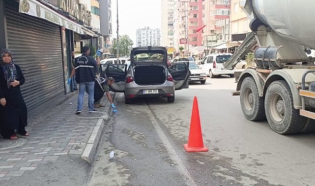 Adana’da iş yerine düzenlenen silahlı saldırıda otomobiliyle seyreden kadın sürücü vuruldu
