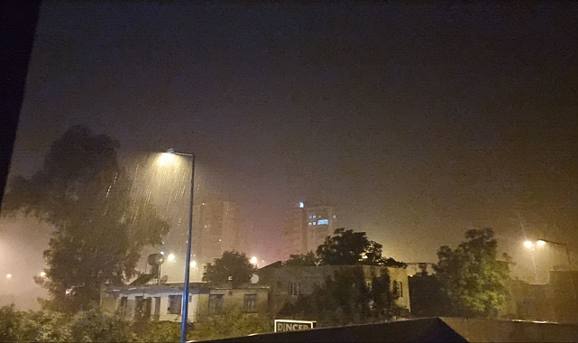 Adana'da gençler yağmur altında oynadı