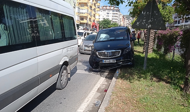 Alanya'da 4 araçlı zincirleme trafik kazası