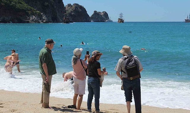 Alanya'da turistler sıcak havanın keyfini sahilde çıkardı