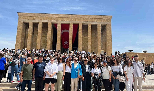 Antalya Büyükşehir Belediyesi öğrenci yurtlarında kalan gençler Anıtkabir'i ziyaret etti