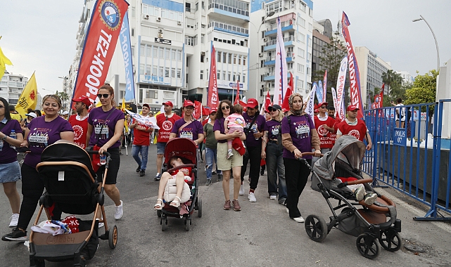 Antalya'da renkli 1 Mayıs kutlaması; bebekleriyle yürüdüler