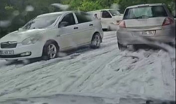 Antalya’da şiddetli dolu yağışı yayla yolunu beyaza bürüdü