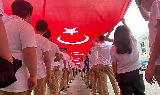 Antalya OSB’de 300 metrelik bayrakla kortej