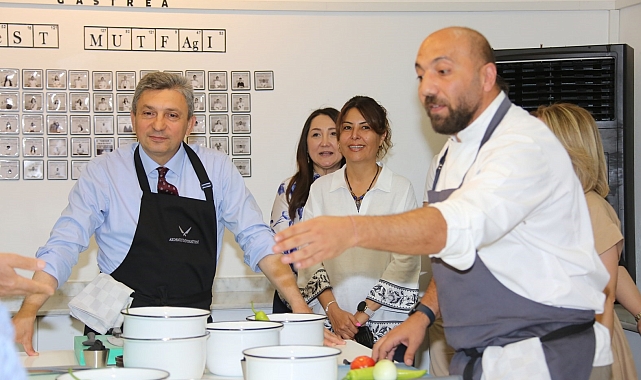 Antalya protokolü 'Anneler Günü' için menemen yarışmasında hünerlerini sergiledi