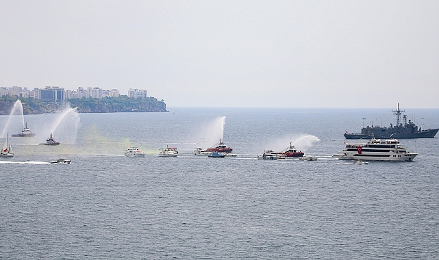 Antalya'da balıkçılardan Bandırma Vapuru'na ithafen tekneli kortej
