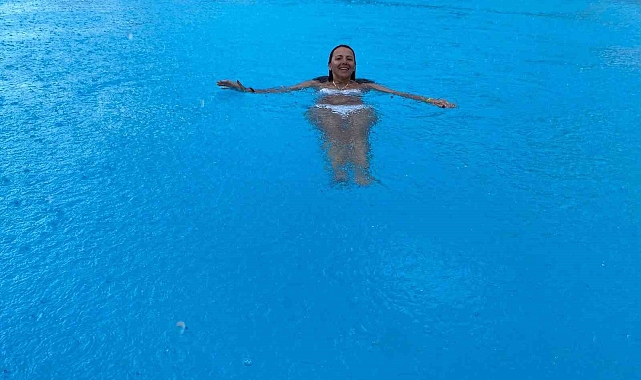 Antalya'da tatilcilere yağmur sürprizi