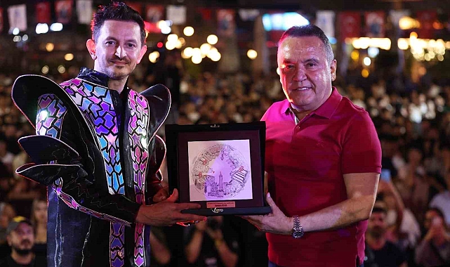 Antalyalı gençler, 19 Mayıs'ı Burak Yeter ile kutladı