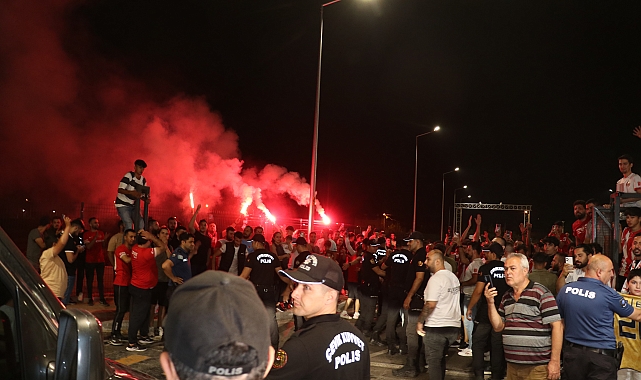Antalyaspor ile sözleşme imzalamak için gelen Alex de Souza'ya coşkulu karşılama