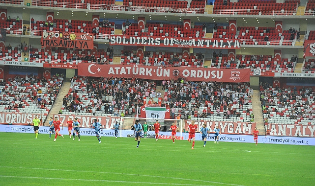 Antalyaspor taraftarına 3 puanla veda etti