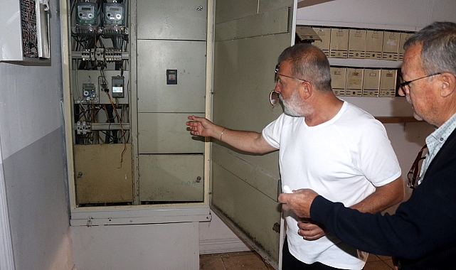 Apartmandaki eşyaları parçaladı, asansörü yumruklayıp, elektrik kablolarını kesti