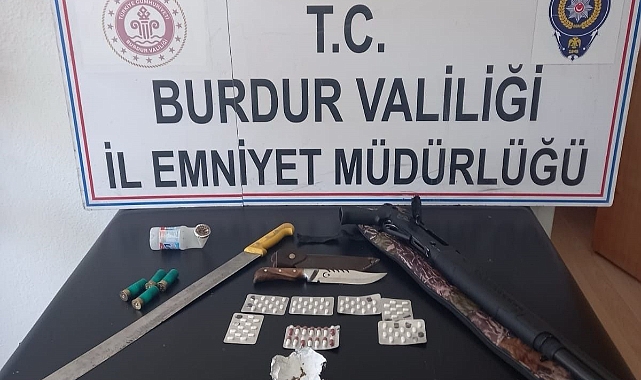 Araçtan, silah, bıçak ve uyuşturucu çıktı
