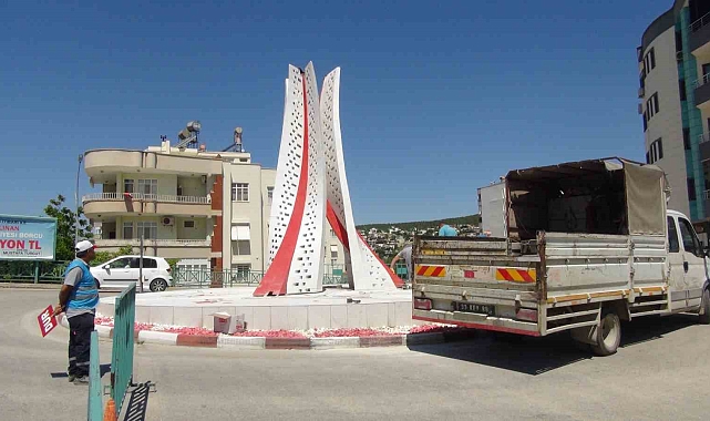 Ay Yıldız anıtının sökülmesi tepkilere neden oldu