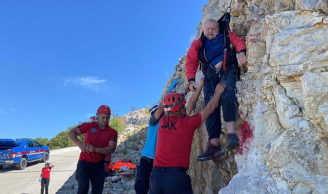 Babadağ'dan uçuş yapan 77 yaşındaki yamaç paraşütçüsü, 50 metreden kayalıklara düşüp yaralandı