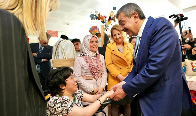 Bakan Tekin özel gereksinimli öğrencileri ziyaret etti