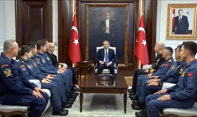 Bakan Yerlikaya, teleferik kazasında görevli kurtarma ekibi ile bir araya geldi