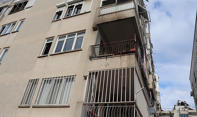 Balkondaki yorgan ve perdeler yandı