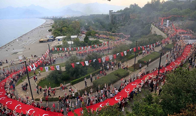 Binlerce kişi 400 metrelik Türk bayrağı eşliğinde yürüdü
