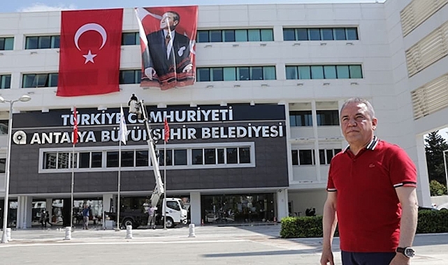 Böcek ipleri sıkı tutmaya devam ediyor