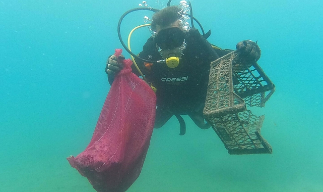 Bodrum'da deniz dibinden yaklaşık 2,5 ton atık çıkarıldı
