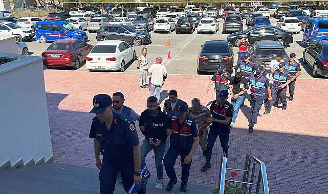 Bodrum'da kamyonette 20 kaçak göçmen ile 5 organizatör şüphelisi yakalandı