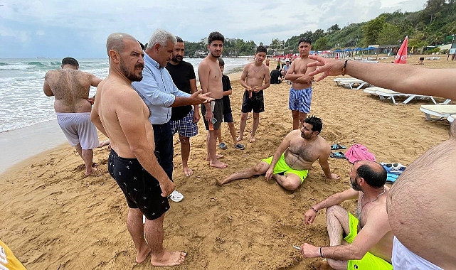Boğulma tehlikesi geçiren tatilciler halatlara takılı can simitleriyle kurtarıldı