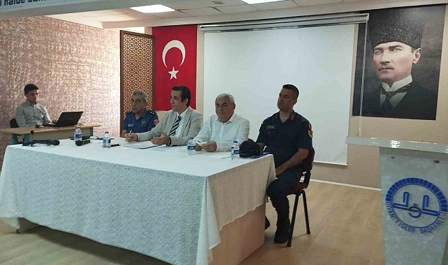Bozyazı Kaymakamı Topsakaloğlu, muhtarlarla bir araya geldi