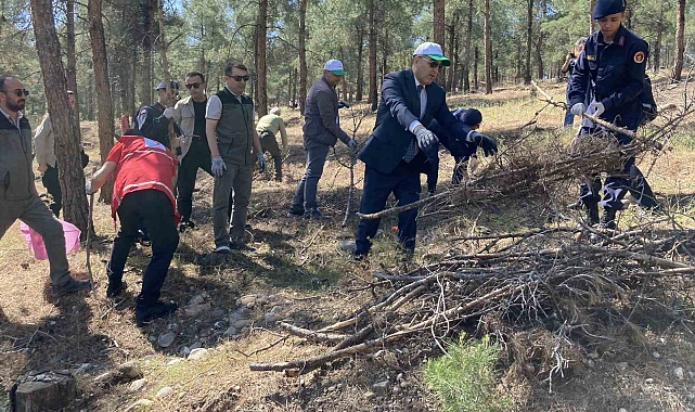 "Bu Orman Benim" projesi çerçevesinde Burdur Kent Ormanı'nda temizlik yapıldı