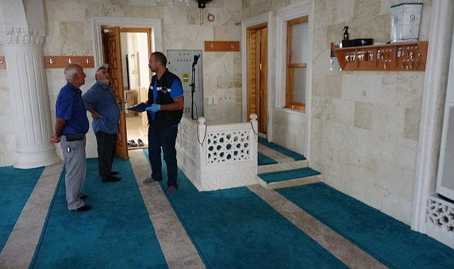 Caminin yardım kasasını kıran hırsız 15 bin TL çaldı
