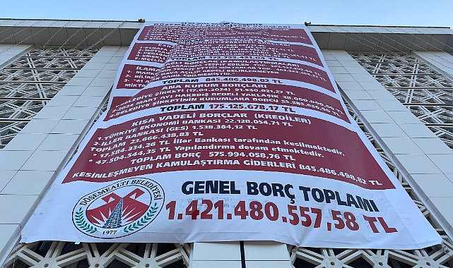 CHP’li belediye, önceki CHP'li yönetimin borçlarını belediye binasına astı