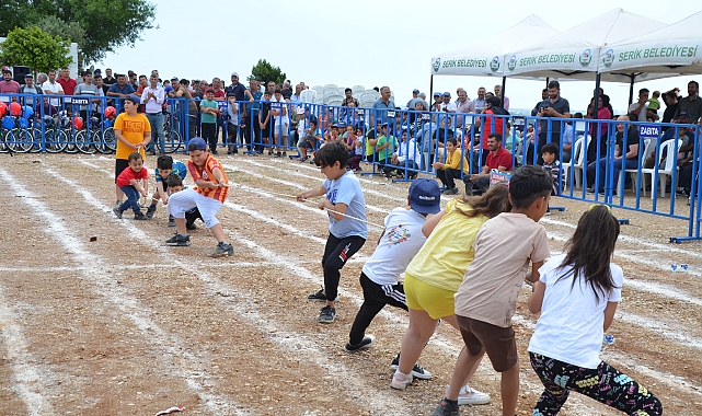 Çocuklar şenlikte yarıştı