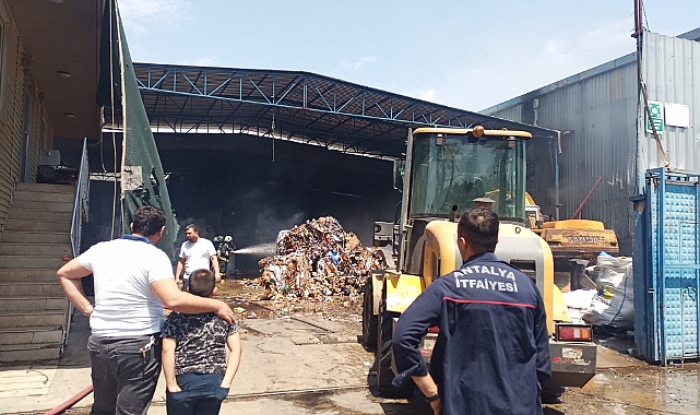 Çöpte başlayan yangın, iki işyerine sıçradı