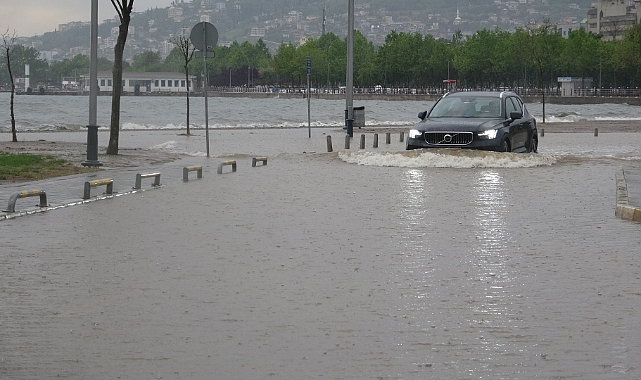 Deniz taştı, karavan parkı su altında kaldı