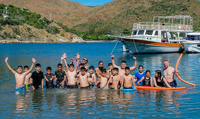 Depremzede çocuklar Datça'da denizle buluştu
