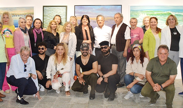 Dev dalgaları resmetti
