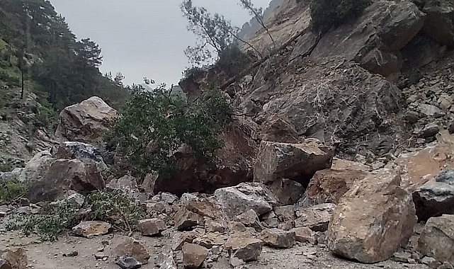 Devasa kayalar yolu ulaşıma kapattı
