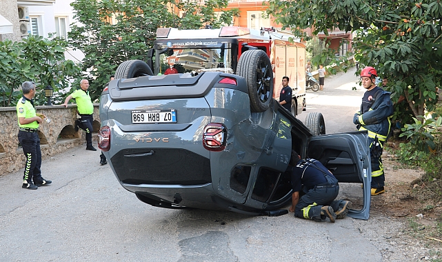 Devrilen otomobildeki 3 kişi yaralandı