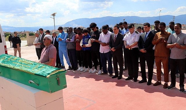 Diyaliz sonrası fenalaşıp hastanede ölen Somalili kadın, toprağa verildi