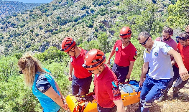 Doğa yürüyüşünde ayak bileğini kıran Avustralyalı turisti JAK kurtardı