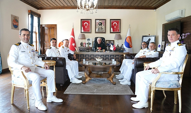 Donanmanın gururları Finike’de