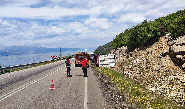 Elma yüklü TIR devrildi