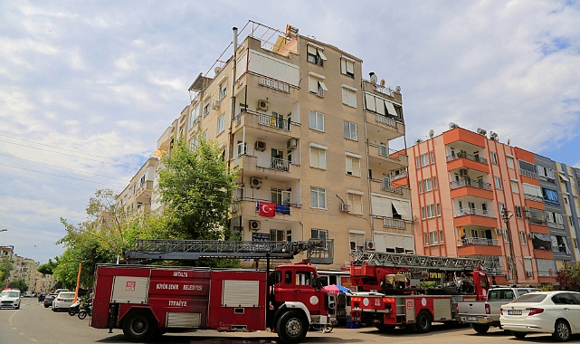 Eline geçen tüm eşyaları sokağa fırlattı