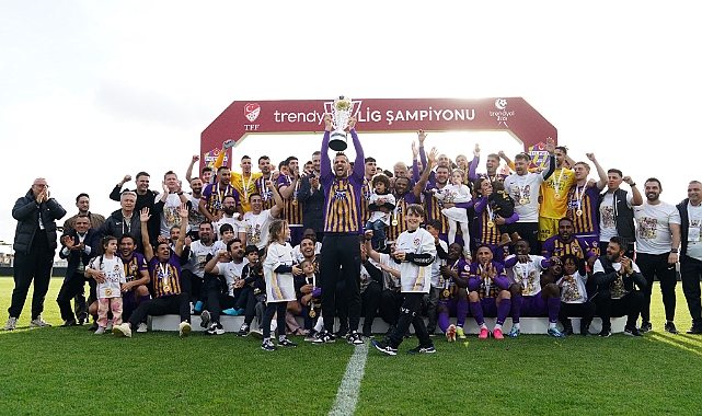 Eyüpspor şampiyonluk kupasını kaldırdı