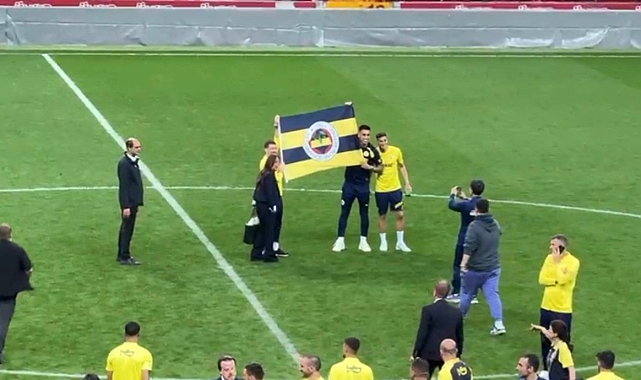 Fenerbahçe Sahanın Ortasında Bayrak Açtı, Galatasaray Işıkları Kapadı